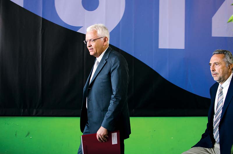 El conseller Ferran Mascarell i el president UCE, Salvador Alegret. Fotografia de Carles Domènec. 