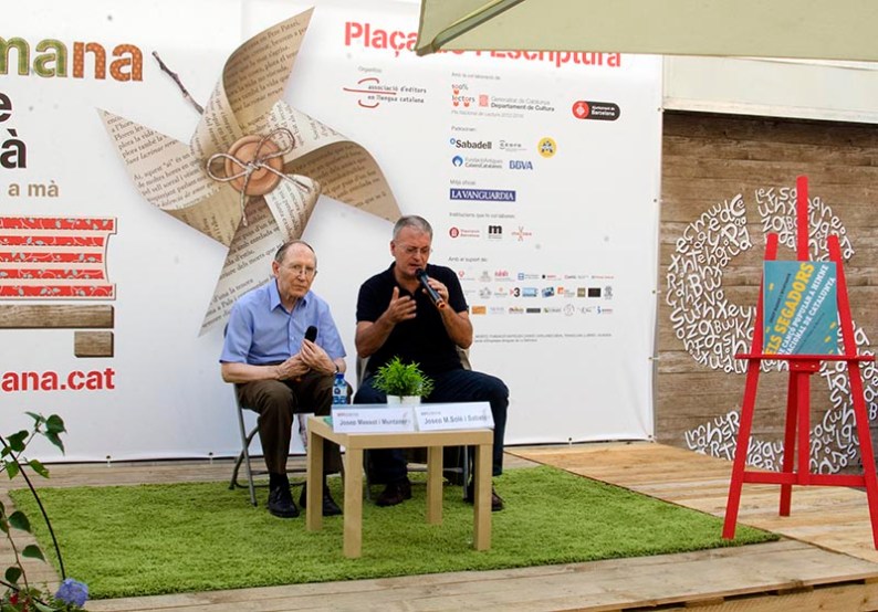 Josep Massot i Muntaner amb Josep M. Solé i Sabaté. Fotografia de Carles Domènec.