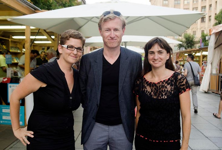 L'editora de Raig Verd Laura Huerga, l'escriptor Peter Terrin i la traductora Maria Rosich. Fotografia de Carles Domènec.