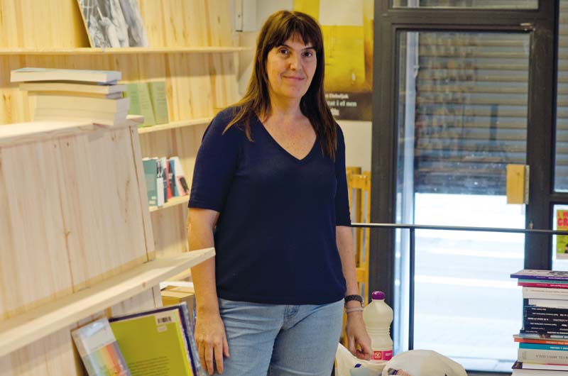 Montserrat Úbeda a la llibrera Ona. Fotografia de Carles Domènec.