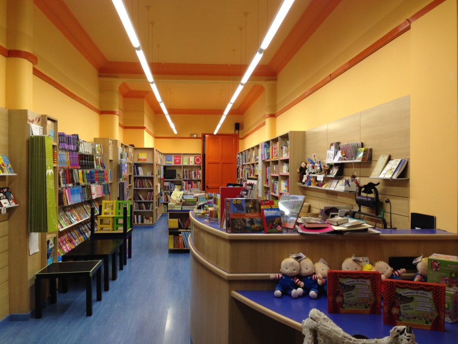 La llibreria Al·lots canvia la seva fesomia.