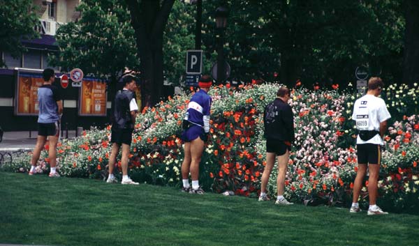Una fotografia de París. Sí, els corredors fan el que sembla que fan.