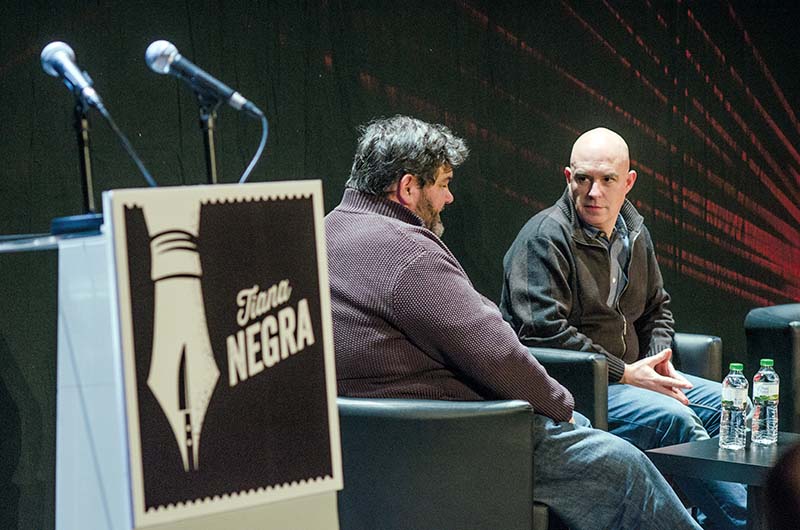 Sebastià Bennasar entrevista Albert Villaró a Tiana Negra. © Fotografia de Carles Domènec
