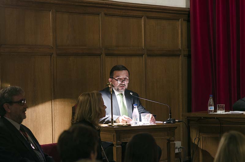 Lectura del discurs 'Una crònica del periodisme cultural'. Al costat de Vila-Sanjuán, l'acadèmica numerària Carme Riera © Fotografia de Carles Domènec